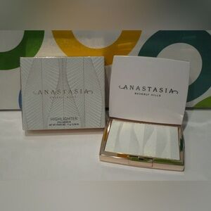 Anastasia Beverly Hills Iced Out Highlighter 11 G / 0.39 Oz Beauty Make Up Face